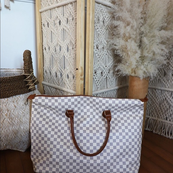 White Checkered Luxe Weekender - Picture 2 of 2